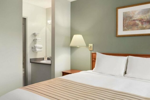 Econo Lodge Inn & Suites Cranbrook - Photo5