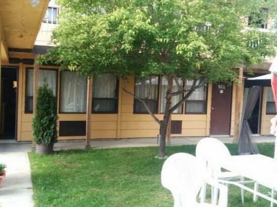 Hospitality Courtyard Inn - Photo2