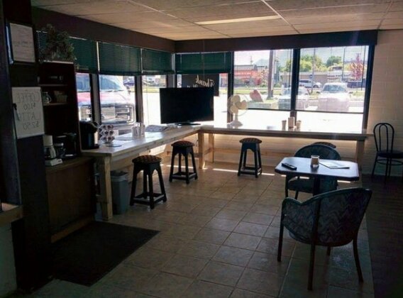 Hospitality Courtyard Inn - Photo3