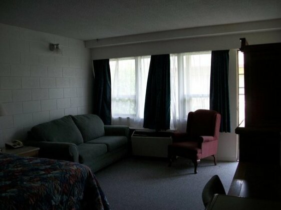 Hospitality Courtyard Inn - Photo4