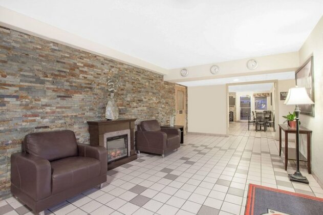 Super 8 by Wyndham Cranbrook - Photo2