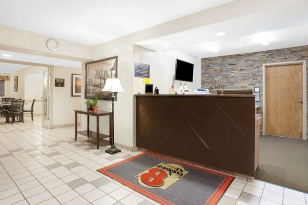 Super 8 by Wyndham Cranbrook - Photo3