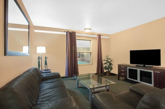 Super 8 by Wyndham Cranbrook - Photo4