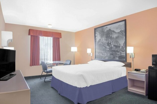 Super 8 by Wyndham Cranbrook - Photo5