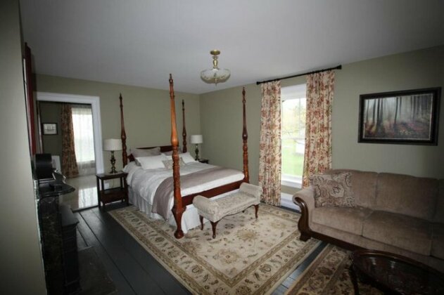 Maplehurst Manor Bed and Breakfast - Photo2