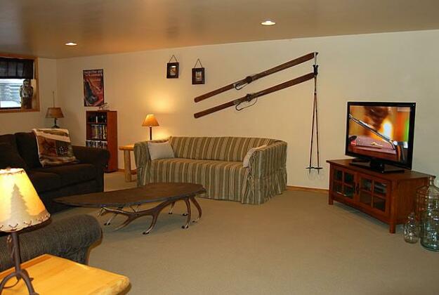 Fernie Tightlines Lodge - Photo4