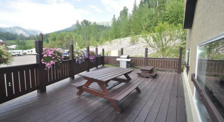 Super 8 by Wyndham Fernie - Photo2