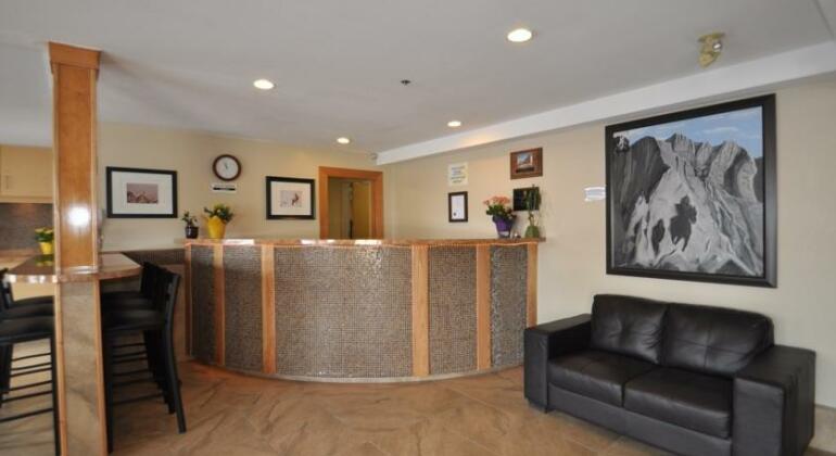 Super 8 by Wyndham Fernie - Photo4