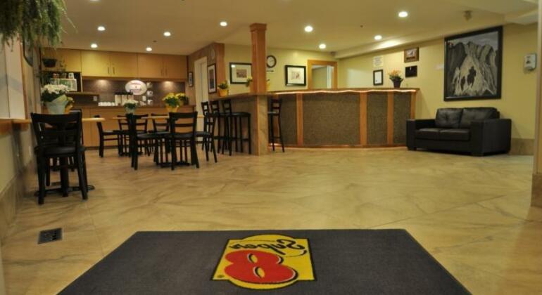 Super 8 by Wyndham Fernie - Photo5