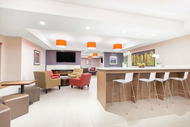 Microtel Inn & Suites by Wyndham Fort McMurray - Photo4
