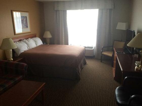 Foxwood Inn and Suites - Photo3