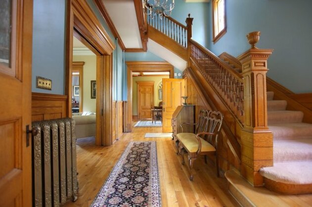 Markdale Manor Bed & Breakfast - Photo3