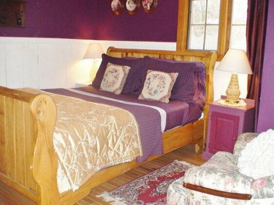 Country Charm Bed and Breakfast - Photo3