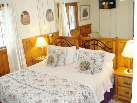 Country Charm Bed and Breakfast - Photo5