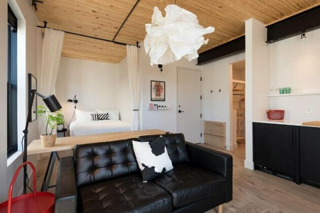Brewery Park 204 - Playful Modern Boutique Suite - Photo4