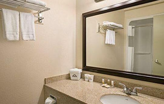 Days Inn by Wyndham High Level - Photo3