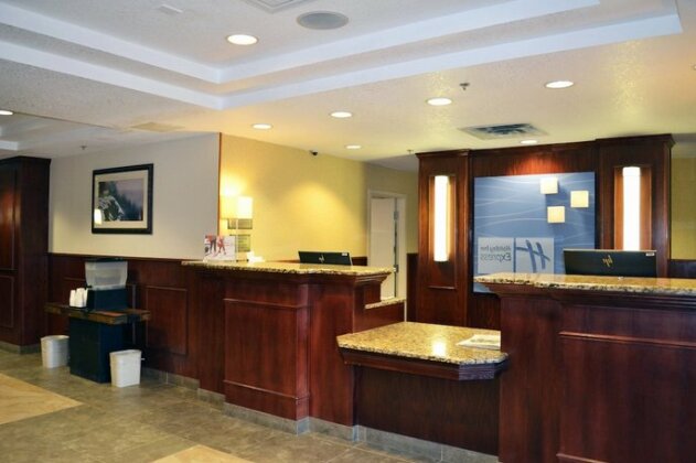 Holiday Inn Express Hotel & Suites-Hinton - Photo4