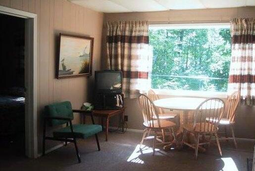 Colonial Bay Motel & Cottages - Photo5