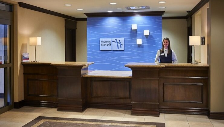Holiday Inn Express & Suites Huntsville - Photo5