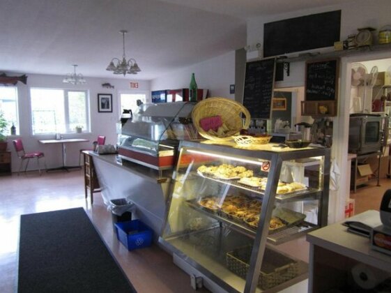 Johnson's Crossing Lodge - Photo3