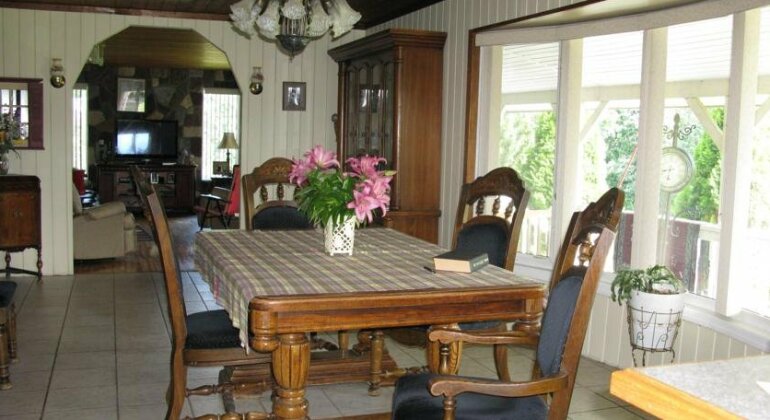 Dew Drop Inn - Photo2