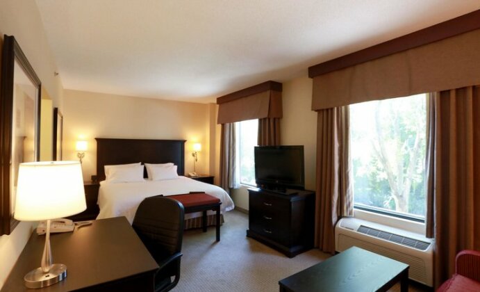 Hampton Inn & Suites Laval - Photo2