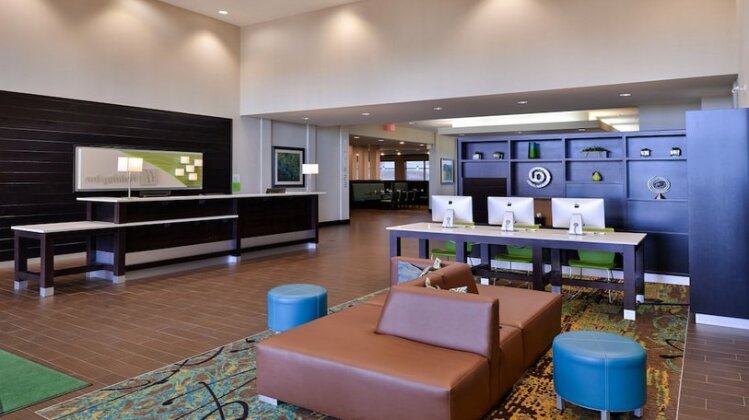 Holiday Inn Hotel & Suites Edmonton Airport Conference Centre - Photo3