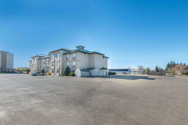Ramada by Wyndham Lloydminster - Photo3