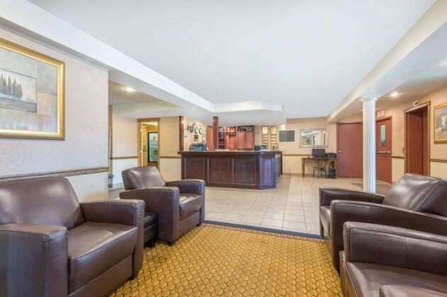 Ramada by Wyndham Lloydminster - Photo4