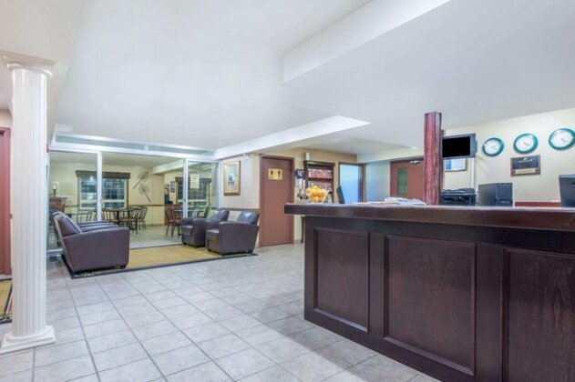 Ramada by Wyndham Lloydminster - Photo5