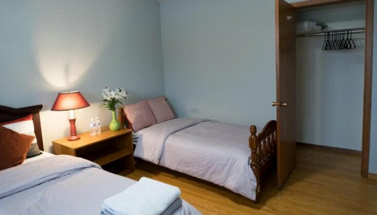 Large bedroom two beds 8m to Downtown London - Photo5