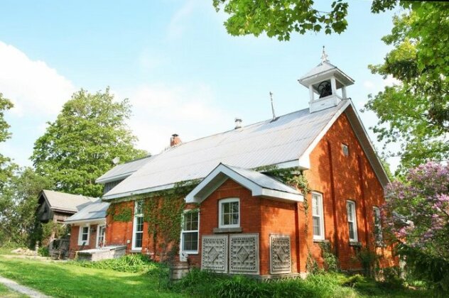 Picturesque School House Retreat