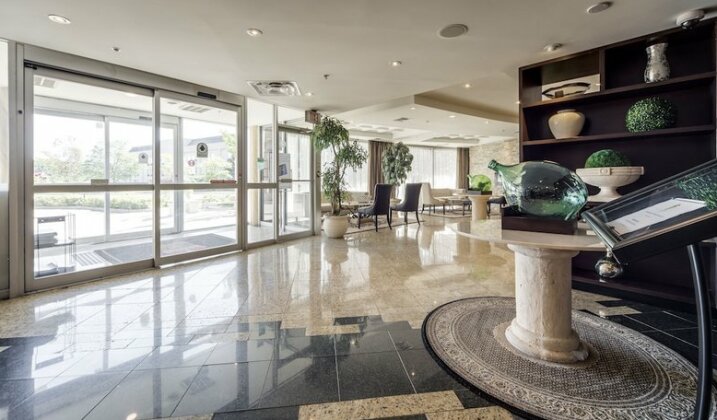 Monte Carlo Inn Airport Suites - Photo3
