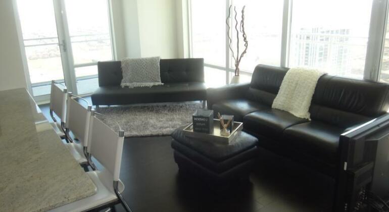 Square One Luxury Furnished Suite - Photo4