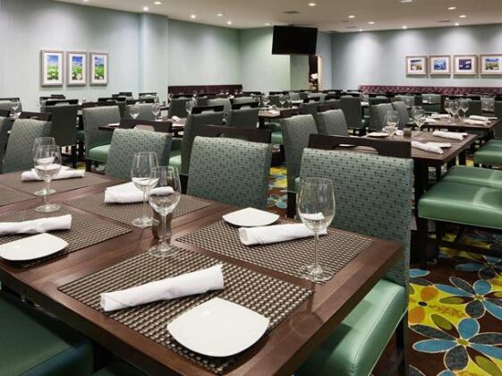 Holiday Inn Hotel & Suites Pointe-Claire Montreal Airport - Photo4