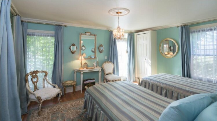 Russell Manor Bed & Breakfast - Photo2