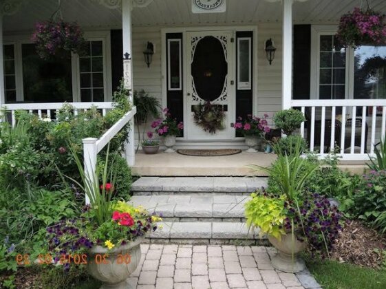 Demi's Place Bed and Breakfast - Photo3
