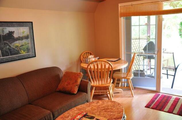 Riverside Trails Bed and Breakfast - Photo2