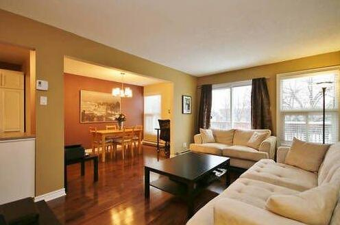 LM Stays - 2bdrm Townhouse near airport - Photo2