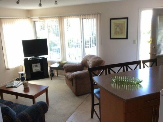 Peachland Lakeview Vacation Suite - Photo3