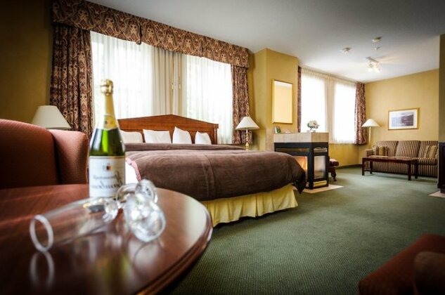 Peterborough Inn & Suites Hotel - Photo2