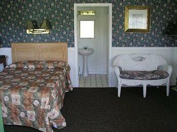 The Lionstone Inn Motel and Cottages - Photo5