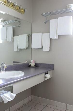The Quarterdeck Inn & Marina Resort - Photo4