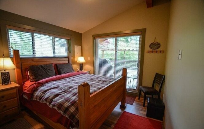 Handsome Dan's Port Renfrew - Photo3