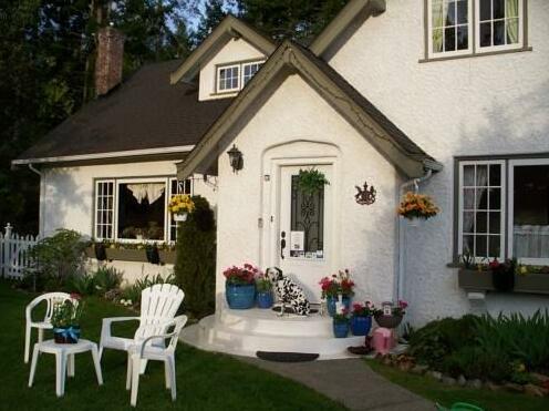 Charm of Qualicum Bed and Breakfast