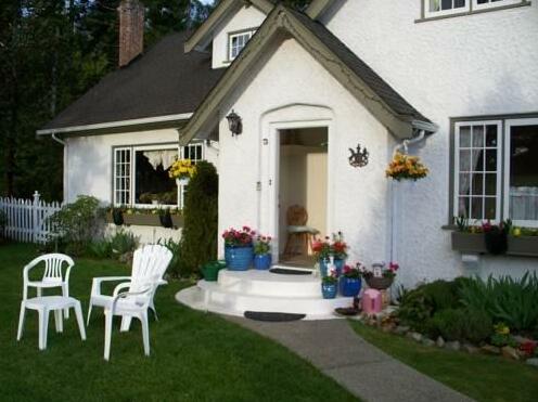 Charm of Qualicum Bed and Breakfast - Photo2