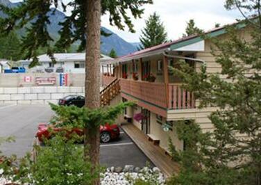 Rocky Mountain Springs Lodge and Citadella Restaurant - Photo2