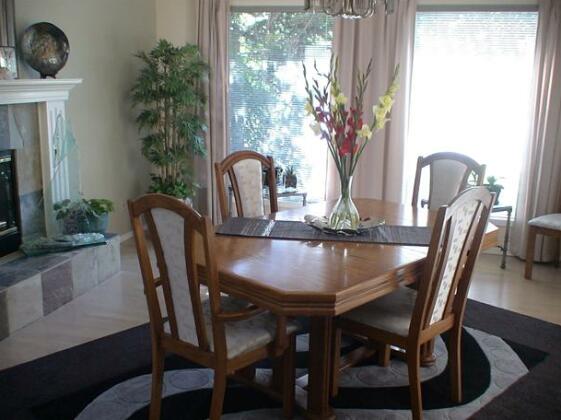 Redwood Meadows Bed and Breakfast - Photo2