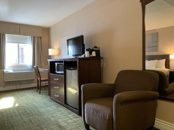 Days Inn & Suites by Wyndham Revelstoke - Photo4