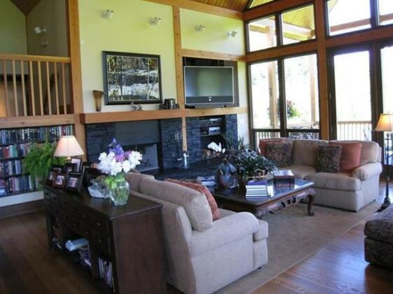 Mountain Estate by Revelstoke Vacations - Photo3